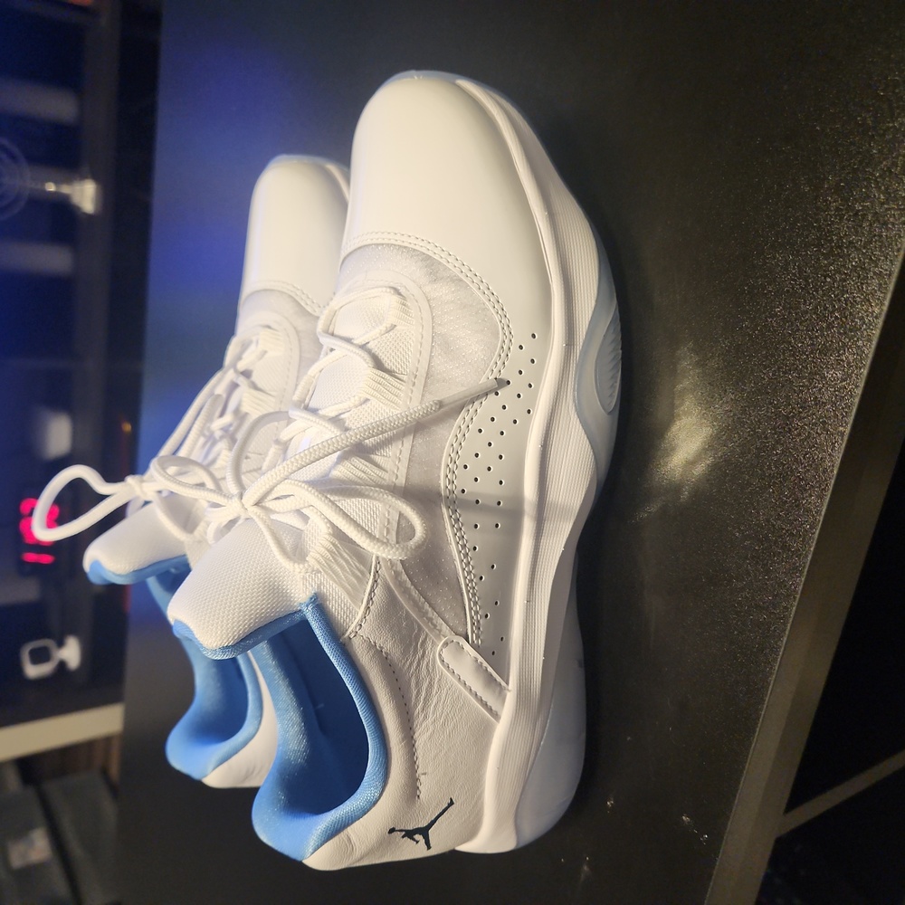 Men's Jordan 11 CMFT Low White and Blue Size 8